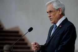 Chile ngừng tăng giá vé tàu điện ngầm, ban bố lệnh giới nghiêm