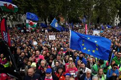 Hình ảnh tuần hành tại London kêu gọi dừng Brexit, tổ chức trưng cầu dân ý mới