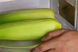 Luộc ngô không cần nước, cứ cho thêm 1 thứ này rồi đợi 3 phút, ngô chín vừa ngọt lại mềm hơn hẳn