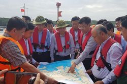 Bơm 150 tấn dầu ra khỏi tàu 8.000 tấn chìm trên sông Lòng Tàu