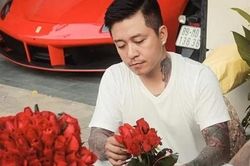 Tuấn Hưng tự bó hoa tặng vợ và mẹ ngày 20/10