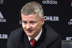 Klopp chê MU chỉ biết phòng ngự, Solskjaer đáp trả