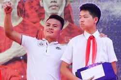 Quang Hải giúp fan nhí giành vé đi Malaysia xem vòng loại World Cup