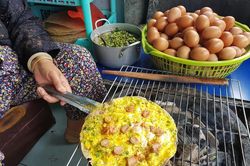Thưởng thức bánh tráng nướng, món quà vặt nổi tiếng xứ ngàn hoa Đà Lạt