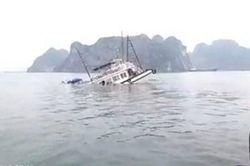 Va chạm với sà lan, một tàu du lịch bị chìm trên vịnh Hạ Long