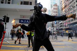 Người biểu tình Hong Kong ném bom xăng vào trụ sở cảnh sát