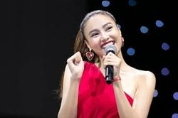 Hát 'bài tủ' nhưng quên lời liên tục, Ninh Dương Lan Ngọc 'chữa cháy' bằng cách chế ra… ngôn ngữ lạ