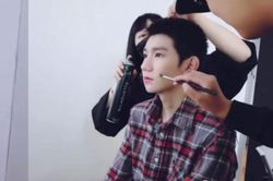Hình ảnh Vương Nguyên make-up trong hậu trường làm việc ở Boston khiến fan đỡ nhớ nhung