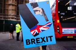 Đồng bảng Anh giảm giá trước những trở ngại thông qua thỏa thuận Brexit mới