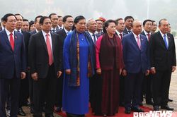 Đại biểu Quốc hội vào Lăng viếng Chủ tịch Hồ Chí Minh trước kỳ họp thứ 8
