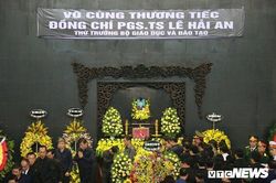 Dòng người đưa tiễn Thứ trưởng Bộ GD&ĐT Lê Hải An