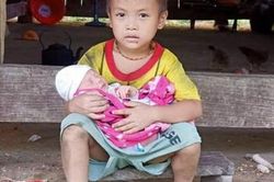 Xót xa hoàn cảnh mẹ vừa sinh xong bị liệt, con thơ khát sữa uống nước cơm qua ngày