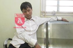 Người đàn ông bị Cảnh sát 141 khống chế khi vẫn trong trạng thái 'lạ'
