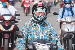 Người Sài Gòn cay mắt trong buổi sáng mù mịt bụi và sương