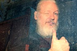 Nhà sáng lập WikiLeaks ra hầu tòa