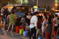 Nước sạch Sông Đà đã an toàn... Hà Nội vẫn cho xe téc cấp nước cho dân