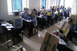Chứng kiến màn chống học sinh quay cóp, dân mạng phản ứng ra sao?