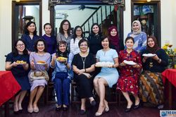 Nhóm Phụ nữ Cộng đồng ASEAN trải nghiệm làm bánh gối, bánh trung thu