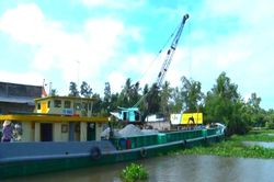 Kiên Giang: Sà lan đậu không phép chiếm lòng sông, uy hiếp an toàn phà Kênh Tắt Cây Trâm