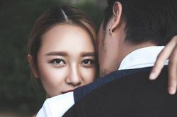 10 năm sau ngày cưới, vợ chết lặng khi biết bí mật chồng giấu trong... ngăn ví
