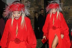 Diện váy xẻ tà cao vút, Rita Ora 'hớ hênh' nội y