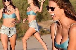 Alessandra Ambrosio mặc bikini chơi bóng chuyền hăng say trên biển