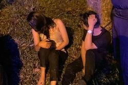 Bị bắt quả tang 'yêu' trong ôtô, cặp đôi phi xe xuống mương