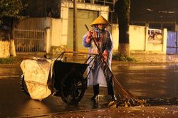 Người mẹ quét rác dạy con trai thành ông chủ sau 20 năm