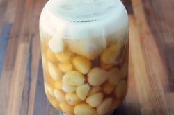 Mẹo làm tỏi ngâm giấm trắng trong, không hăng
