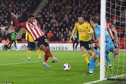 Hạ Arsenal, tân binh Sheffield United đẩy M.U xuống vị trí thứ 14