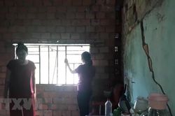 Nhà cửa bị 'xé toạc' do sạt lở, dân thượng nguồn sông Đồng Nai kêu cứu