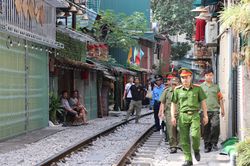 Hà Nội kiểm tra, không để phố càphê đường tàu tái hoạt động