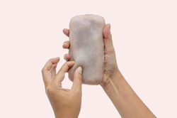 Ốp điện thoại giống hệt da người, phản ứng khi bị cù, cấu véo