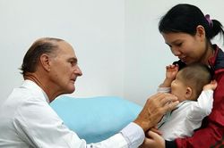 Giáo sư người Mỹ phẫu thuật miễn phí cho 16 trẻ em bị bệnh hiểm nghèo tại Việt Nam