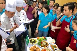 Người lao động ngành Công Thương chuẩn bị thi tài nấu ăn, thể hiện 'Hành động vì an toàn thực phẩm'