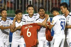 CĐV trầm trồ với pha chạm bóng như Berbatov của Tuấn Anh cho Minh Vương ghi bàn