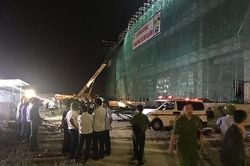 Sập giàn giáo công trình xây dựng, công nhân mắc kẹt và bị thương