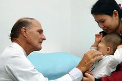 'Bàn tay vàng' McKay McKinnon trở lại Việt Nam mổ miễn phí cho bệnh nhi nặng