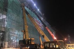 Bất ngờ giàn giáo đổ sập, 5 công nhân bị nạn