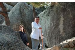 Phu nhân ông Kim Jong-un thăm núi thiêng Kim Cương sau 4 tháng ẩn mình