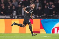 Chelsea thắng nghẹt thở Ajax nhờ công Batshuayi