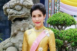 Hoàng quý phi Sineenat Wongvajirapakdi bị tước bỏ tước hiệu