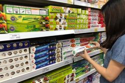 Sử dụng màng bọc thực phẩm không đúng cách có thể gây hại