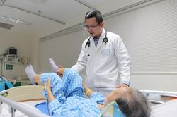 Nâng cao chất lượng khám chữa bệnh của bác sĩ qua hình thức 'chấm sao'