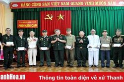 Trao 40 suất quà cho gia đình liệt sĩ và thương binh là quân tình nguyện