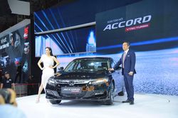 Honda Accord 2019 chốt giá 1,319 tỷ đồng, thách thức Toyota Camry