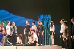 Vì sao nhiều bố, mẹ phải giấu con bằng đại học của mình như giấu của quý?