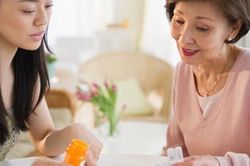 Tôi sắp sinh vẫn bị mẹ chồng nhắc đi làm