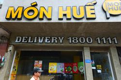 Nhiều cửa hàng Món Huế ở Hà Nội đóng cửa, bỏ lại bàn ghế