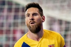 Messi thất vọng khi không được đồng đội chuyền bóng để ghi bàn